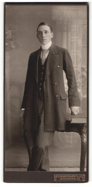 Fotografie R. Schwab, Frankfurt a / M., Portrait elegant gekleideter Herr mit B