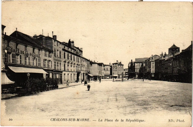 CPA CHALONS-sur-MARNE - La Place de la Republique (742651)