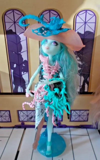 Monster High Haunted Student Spirits Vandala Ghost Doll With Accessories+Stand