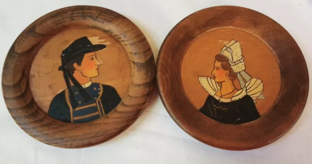 Paire De petites assiettes anciennes En Bois Couple De Breton / Art Populaire