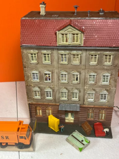 POLA HO kleines Diorama Sperrmüll   Fertigmodell gealtert