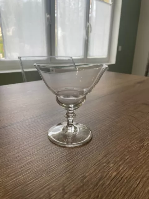 ancien verre à vin rouge en cristal de Baccarat modèle art déco de 1937