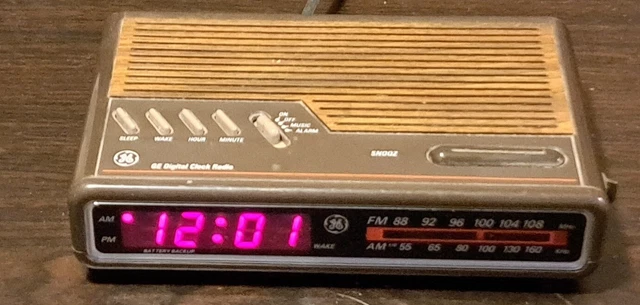 Vintage GE Digital Alarm Clock Radio AM/FM Woodgrain Model 7-4612B