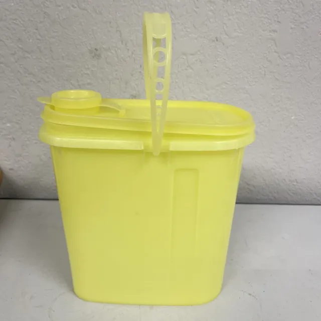 https://www.picclickimg.com/tY4AAOSw3AtkTbcI/Tupperware-Yellow-Beverage-Buddy-Container-587-588-Lid.webp