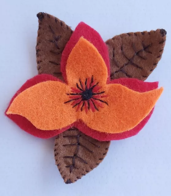 Broche fieltro. Hecho a mano. Felt brooch. Hand-crafted.