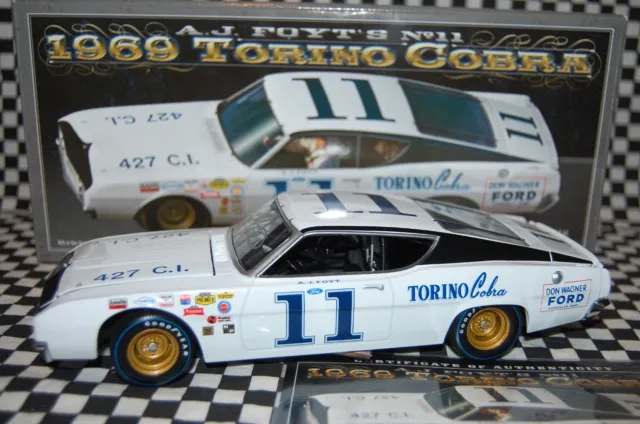 A.J. Foyt #11 Torino Cobra Maßstab 1:24 University of Racing NASCAR Druckguss SIGNIERT