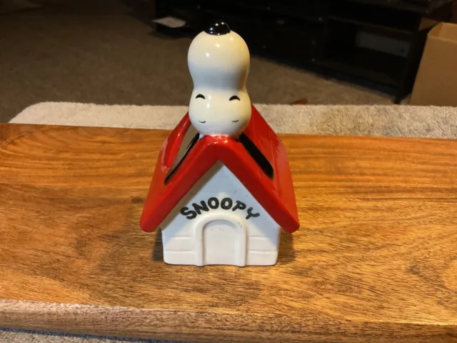 Peanuts Snoopy Doghouse Planter 1970 Vintage