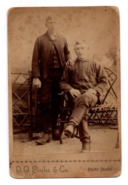 CIRCA 1890s CABINET CARD D.O. PEAKE & CO. TWO HANDSOME YOUNG MEN IN SUITS IOWA