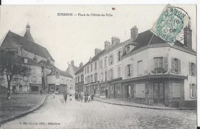 CPA - EPERNON (28) Place de l'Hôtel-de-Ville - ANIMEE