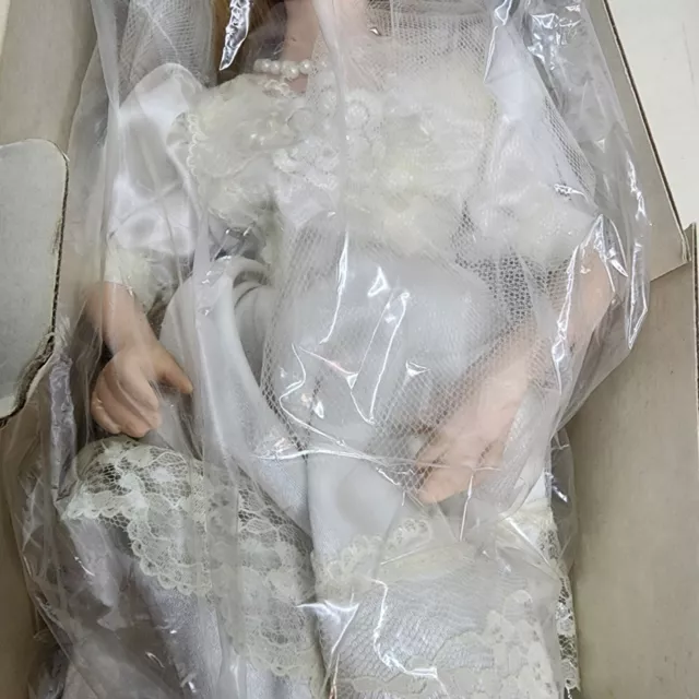 THE HERITAGE SIGNATURE COLLECTION Porcelain Bride Doll Caitlin's Wedding Day 3