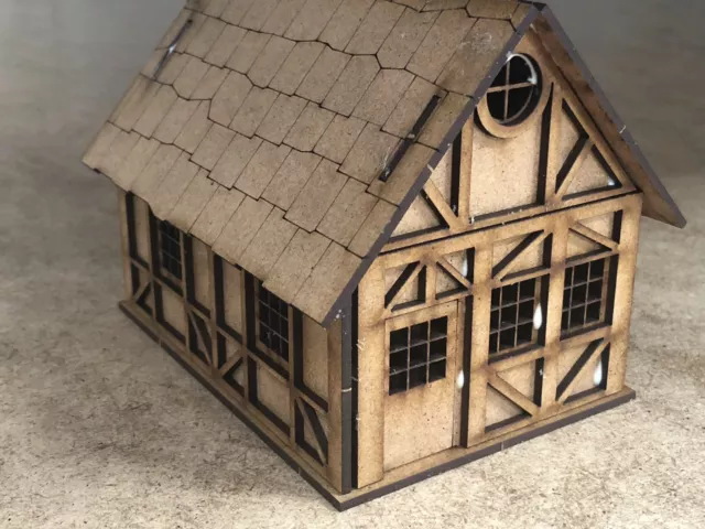 Casa pequeña estilo Tudor de fantasía 28 mm T4B