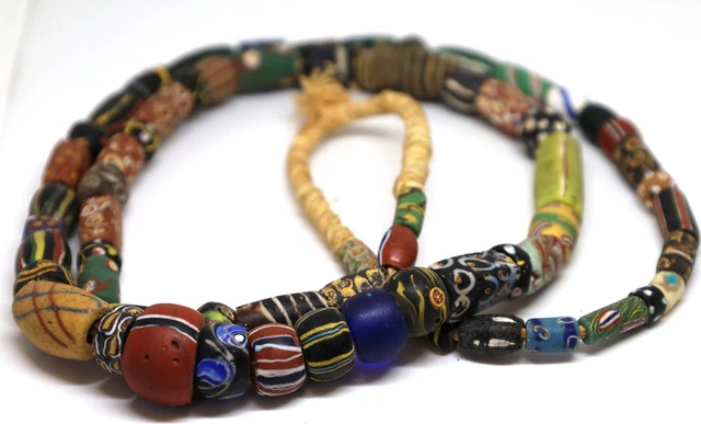 Collier Africain Artisanal - Perles De Verre Bleu Et Coquillages Cauri - Style Ras Du Cou, Neuf Avec étiquettes
