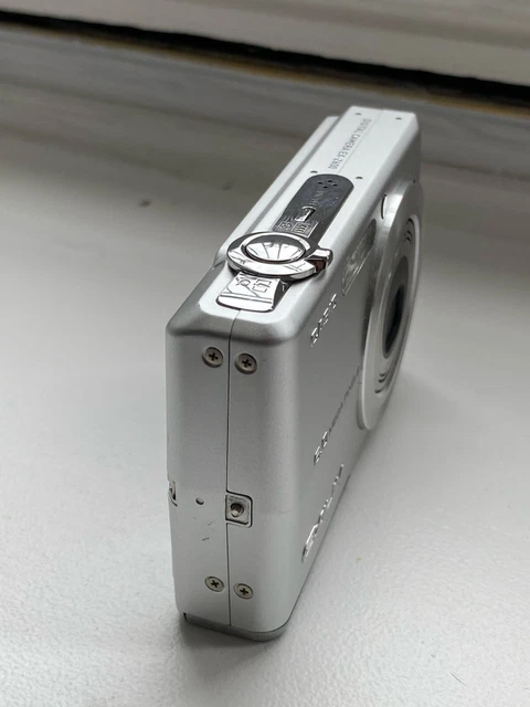 Casio EXILIM ZOOM EX-Z600 6.0MP Digital Camera - Silver