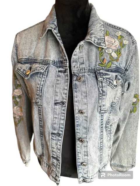 Forever 21 Women's Floral Embroidered Denim Jacket Size Small