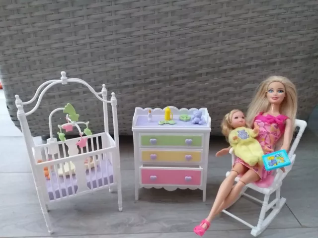 Nurserie lit bébé barbie