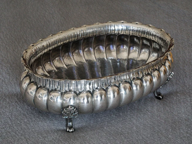 Caspeau in argento 800, sagomato e cesellato