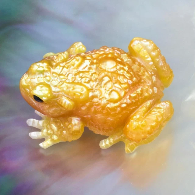 Toad Frog Design Mother-of-Pearl Shell Carving for Collection or Jewelry 11.94 g