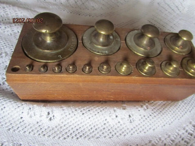 Jeu De Poids En Laiton Avec Bloc De Rangement En Bois - 8 Poids Et 3 Crochets Eisco Labs