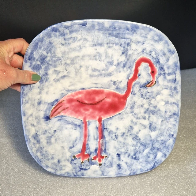🔅 plat en faience a décor d'un flamand rose signé Benoit 1972