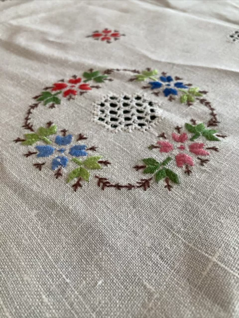 Vtg Estate 40x40 In Hand Embroidered Beautiful Linen Table Square Gorgeous Piece