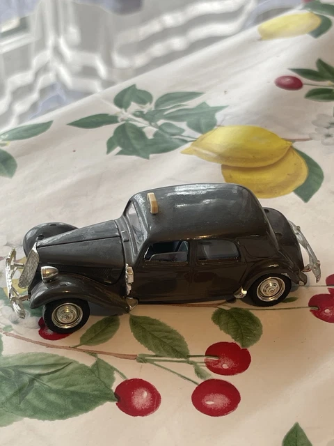 Cache Crochet Pare-Chocs Avant Droit Non Peint Pour Audi A6 (C6) No