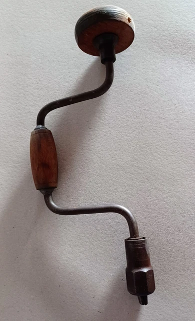 Antike Handbohrmaschine mit Holzgriff