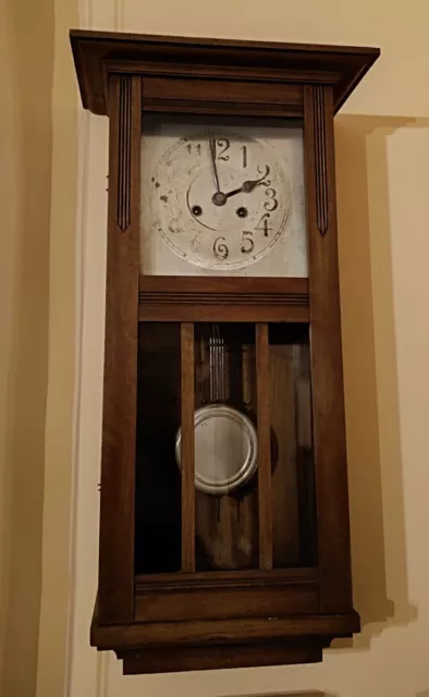 Orologio A Pendolo Antico Da Muro In Legno con numeri a sinistra sbiaditi