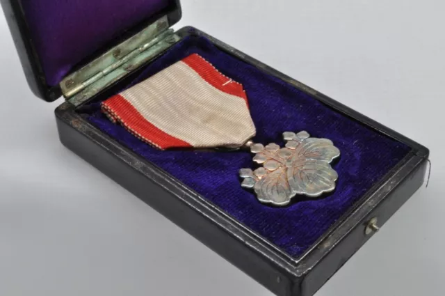 Médaille de guerre japonaise WW2 8ème ordre feuille de paulownia blanche... 2