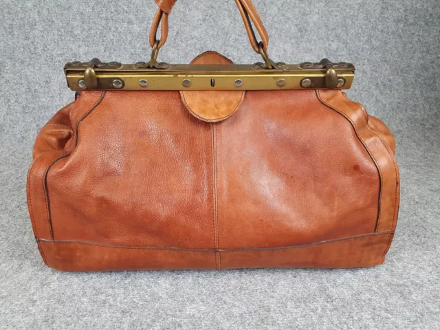 Alte helbraune Ledertasche / Arztkoffer / Reisetasche / Hebammenkoffer