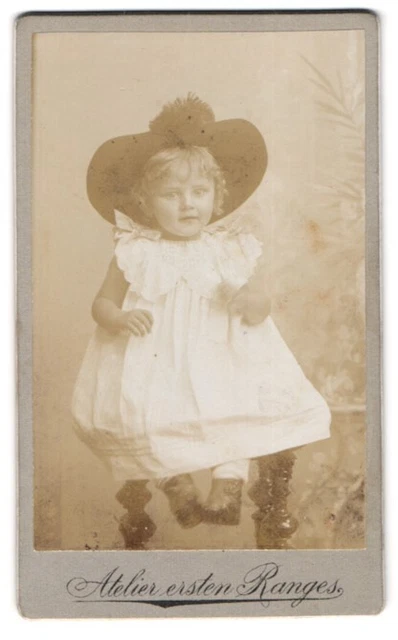 Fotografie unbekannter Fotograf und Ort, Portrait kleines Mädchen im weißen Kle