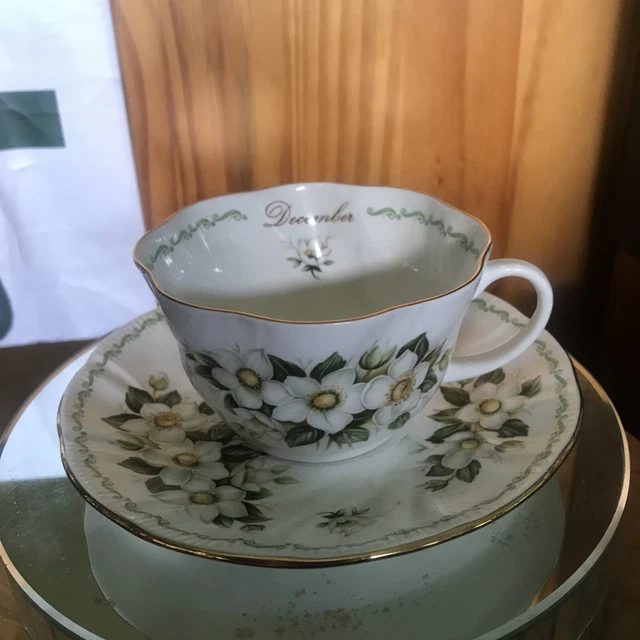 superbe Tasse à thé + soucoupe porcelaine anglaise Queen's December
