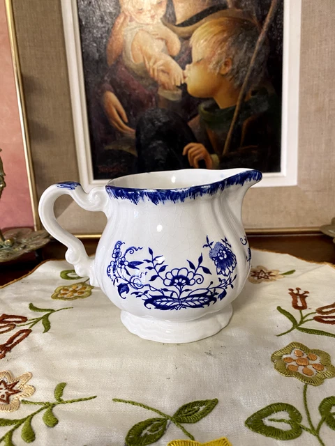 Petit pot à lait pichet ancien SARREGUEMINES modèle Lancaster fleurs bleu blanc