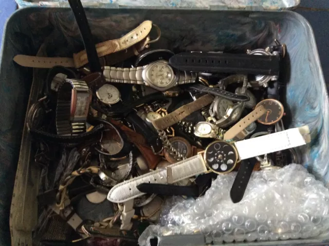 Gros lot de montres quartz et mécaniques à réparer ou pièces détachées