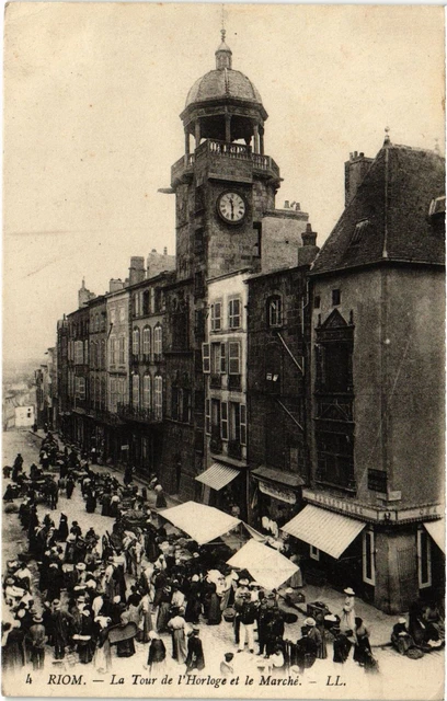 CPA Riom La Tour de l'Horloge et le Marche FRANCE (1303488)
