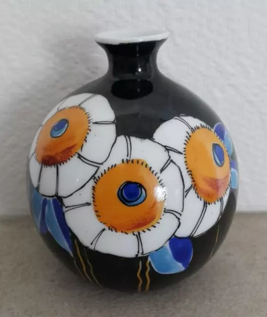 Petit vase boule en porcelaine de Limoges à décor de fleurs style art déco