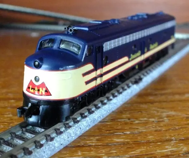 Life Like 7166 N gauge EMD E8 diesel loco in Louisville & Nashville livery