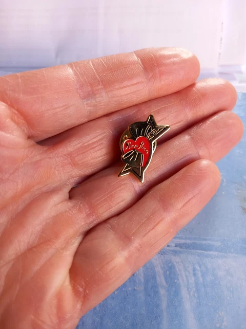 Broche (pin's) De Marque Nina Ricci - Modèle Nina - Neuf Avec étiquettes