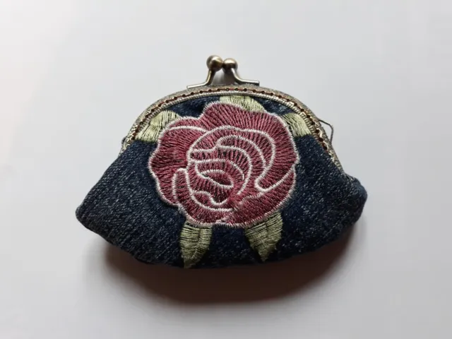 Porte monnaie femme en jean, brodé d'une rose et doublure en satin. 13 cm x 8 cm