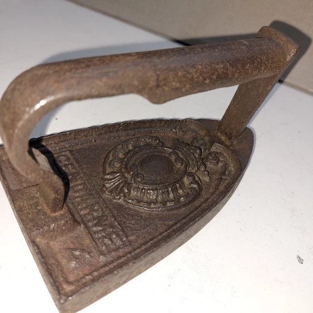 ANCIEN FER À repasser en fonte du XIXème Gendarme n°6 EUR 14,00