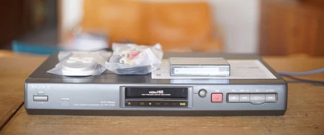 SONY WV-SW1 HI8 8mm VHS VCR W Video Deck Player Junk m36 EUR 203,95 - FR
