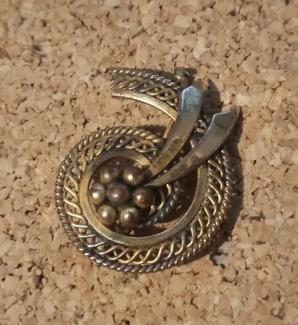 Broche Vintage Plaqué Or Des Années 1940 Avec Cabochon Fleuri En émail Des Cévennes