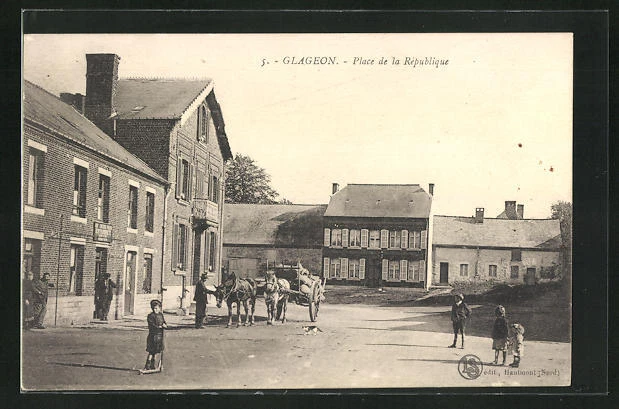 CPA Glageon, Place de la République, vue partielle