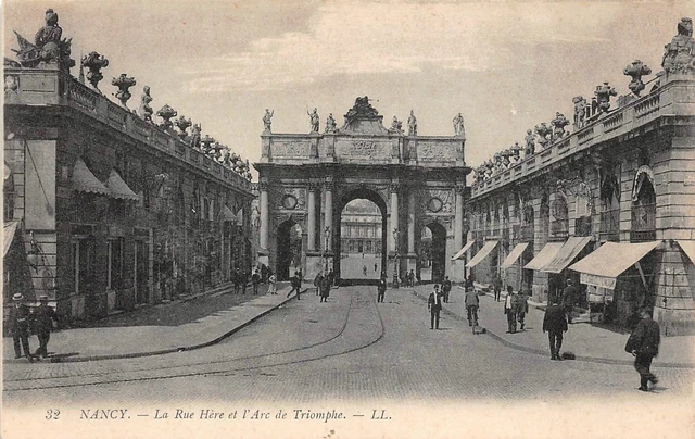 NANCY - la rue Hère et l' arc de triomphe