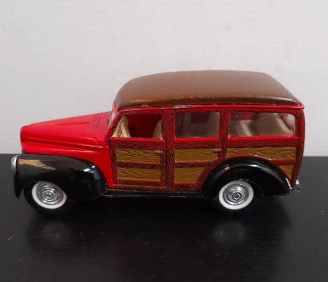 Superior 5706 Die-Cast 1940 Ford Woody Wagon Delux Model Red/Brown 1:32 Scale