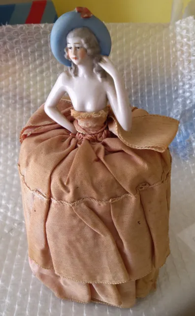 Jolie marquise, ancienne demi figurine en porcelaine, Boite à poudre