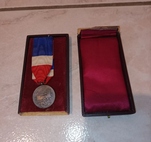 TROISIÈME RÉPUBLIQUE Médaille d'honneur du travail fme_445239 Médailles