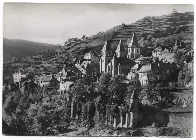 CPSM " CONQUES - Eglise Sainte Foy - Ensemble au sud-est