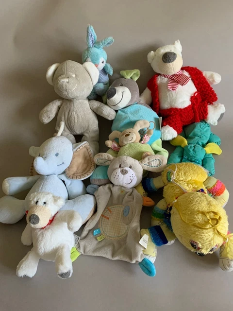 lot de 10 doudous et peluches de différentes marques et en très bon état