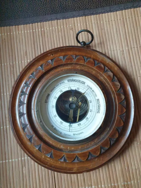 Antike Wetterstation, altes Barometer Holzschnitzerei