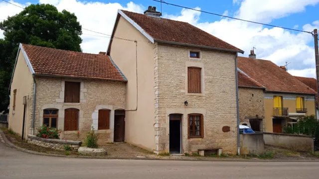 Maison de village de 104 m² avec de nombreuses dépendances à Champlitte